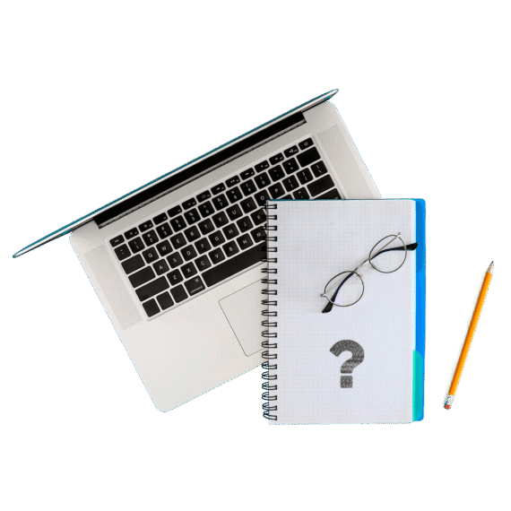 notebook ao lado de um caderno com folhas quadriculadas e um lápis