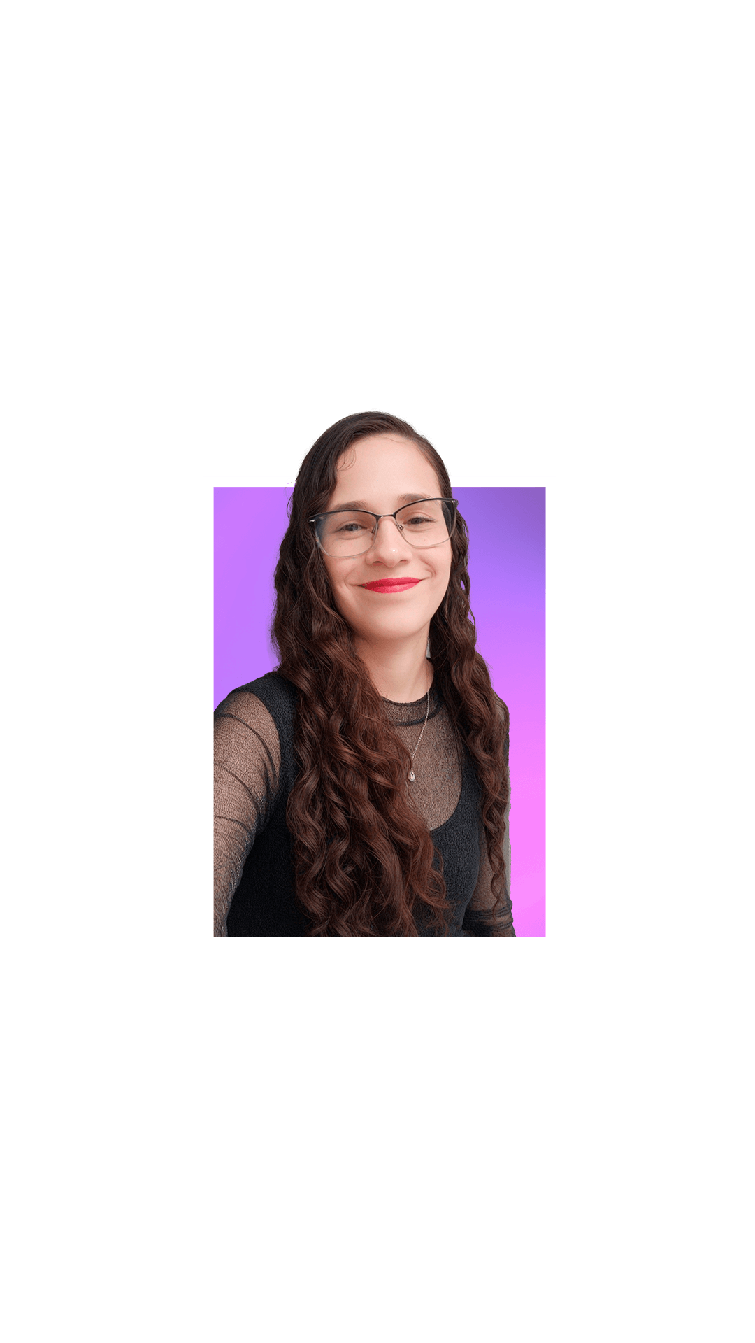 Webdesigner Rafaella Christie sorrindo para foto usando uma roupa preta